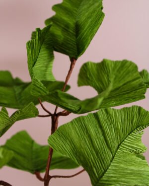 Zoom sur une branche de Ginkgo en papier.