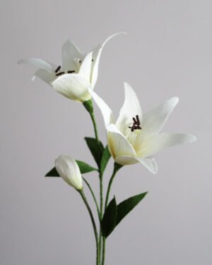 Composition de lys en papier blanche. Constituée de deux lys et d’un bourgeon, sur un fond gris taupe