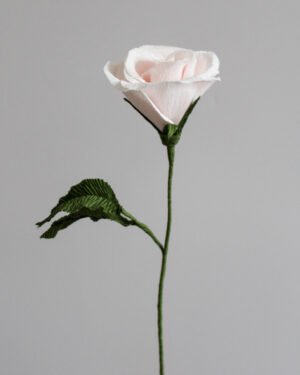 Fleurs et Feuillages en Papier Bouton de rose en papier sur fond gris taupe.