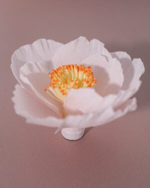 Camélia en papier sous forme d’aimant.