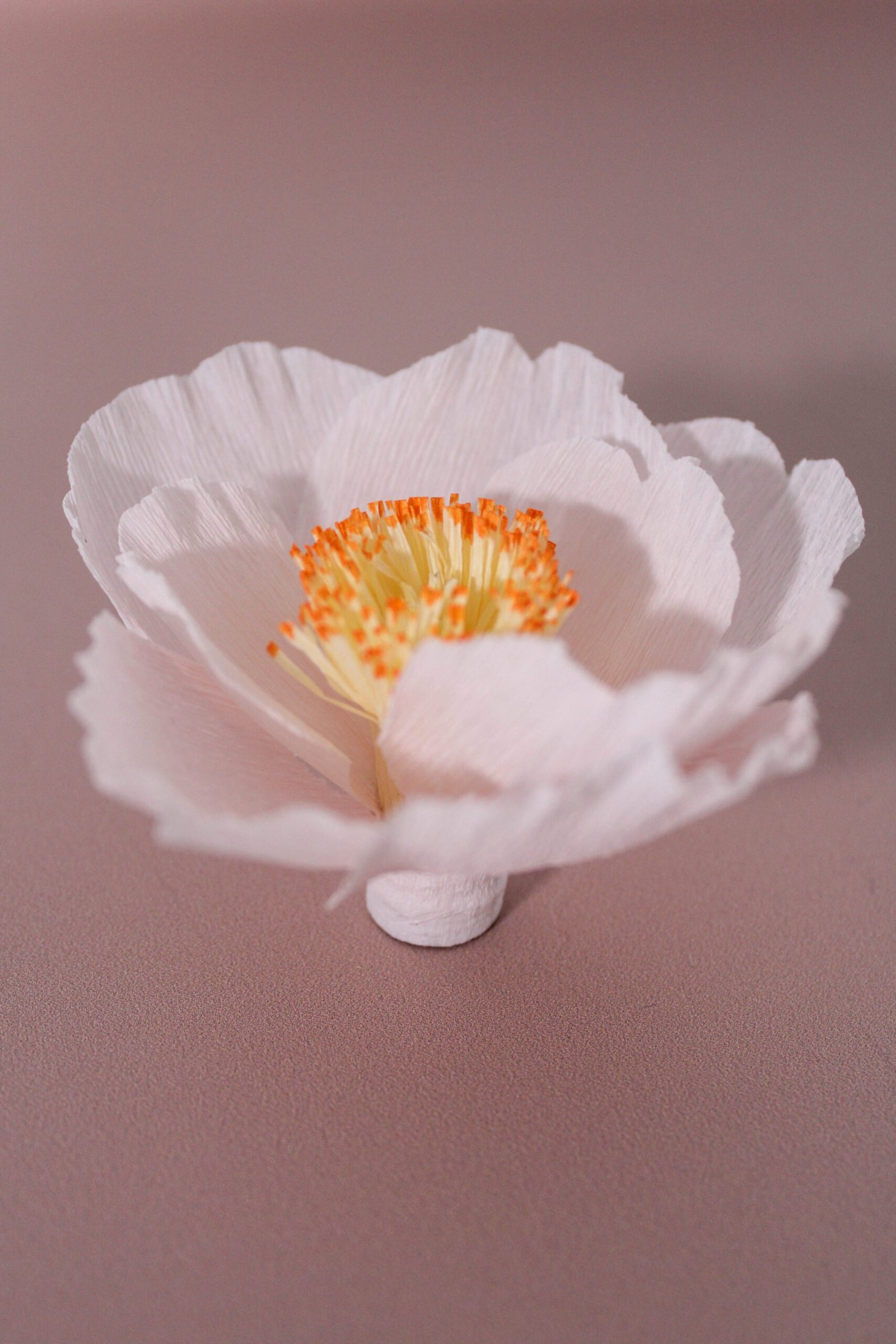 Camélia en papier sous forme d’aimant.