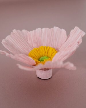 Anémone du Japon en papier sous forme d’aimant.