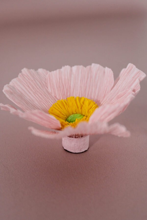 Anémone du Japon en papier sous forme d’aimant.