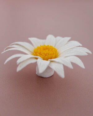 Marguerite en papier sous forme d’aimant.