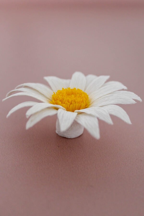 Marguerite en papier sous forme d’aimant.