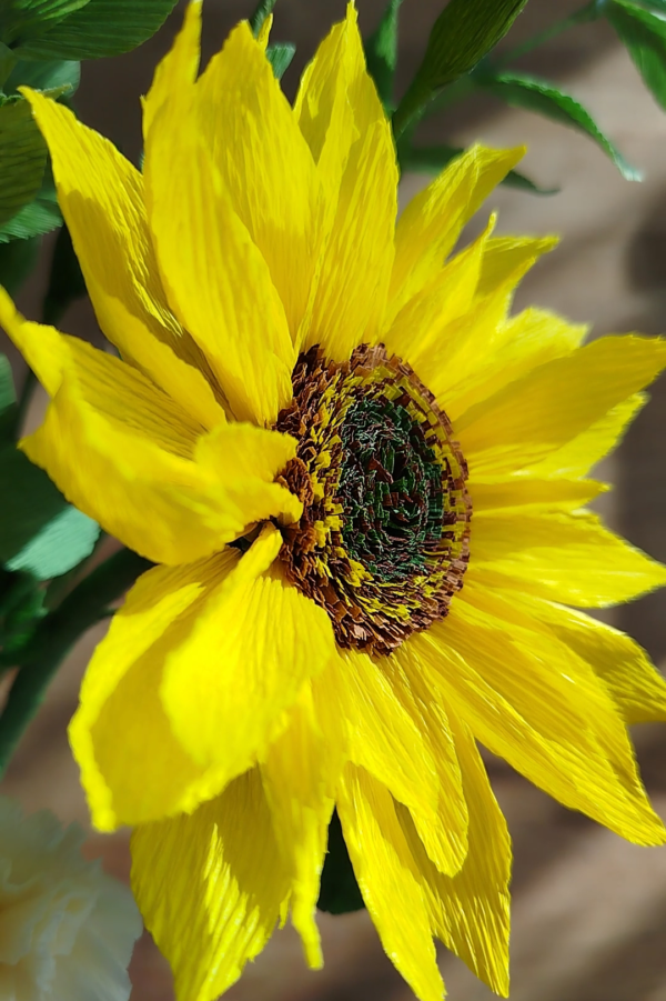 Zoom sur le coeur et les pétales d’un tournesol en papier