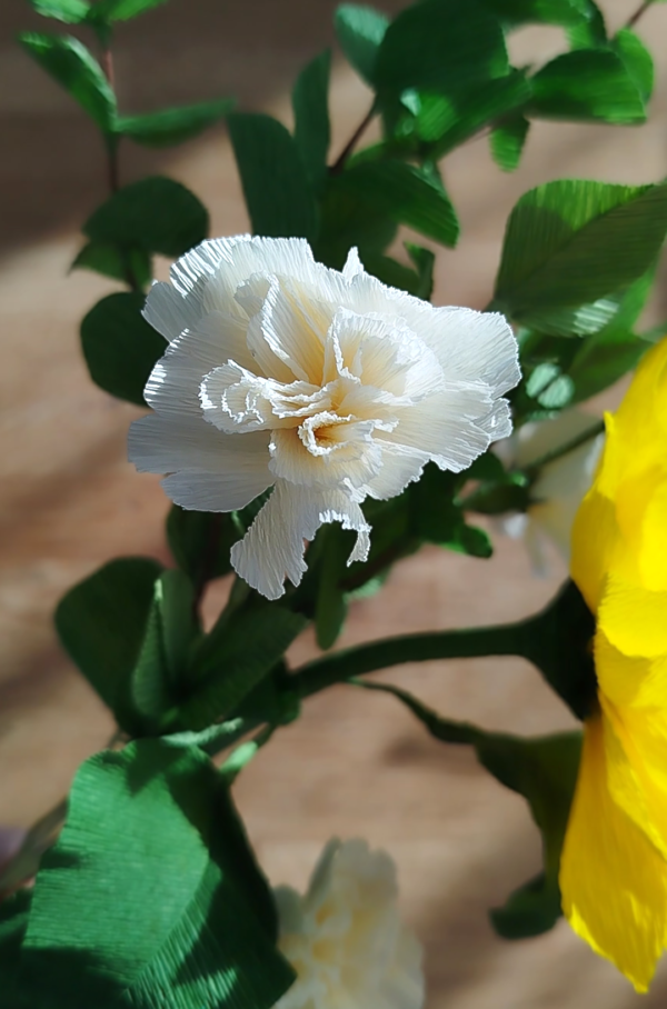 Zoom sur les pétales d’un oeillet spray en papier