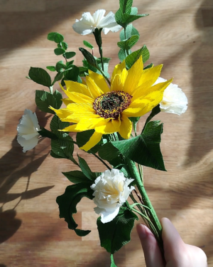 Bouquet de fleurs en papier composé d'un tournesol, de deux braches de d’œillets spray, de trois branches de ruscus et une branche d’eucalyptus.